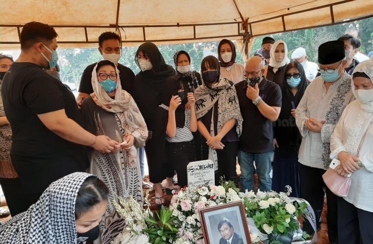 Ivan Gunawan di pemakaman sang ayah (Matamata.com/Evi Ariska)
