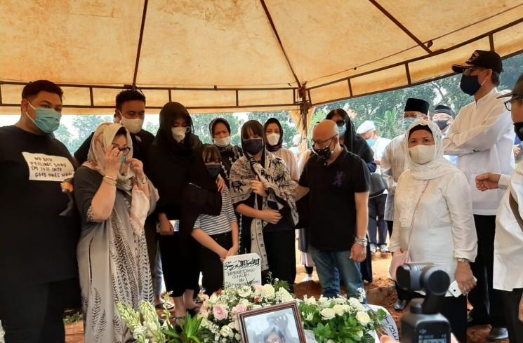 Ivan Gunawan di pemakaman sang ayah (Matamata.com/Evi Ariska)