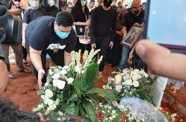 Ivan Gunawan di pemakaman sang ayah (Matamata.com/Evi Ariska)