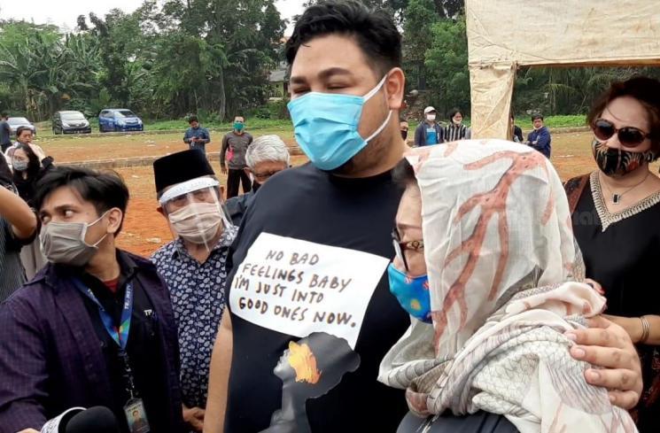 Ivan Gunawan di pemakaman sang ayah (Matamata.com/Evi Ariska)