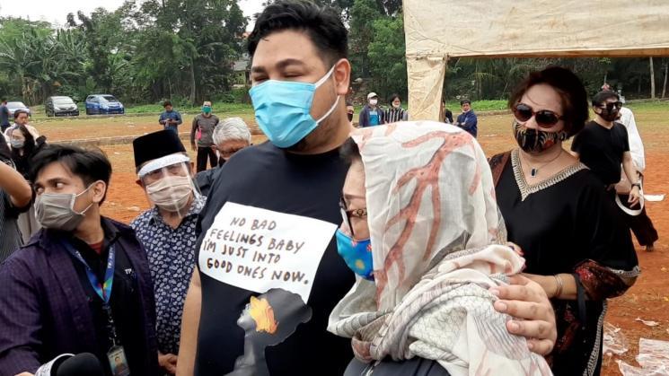 Ivan Gunawan di pemakaman sang ayah (Matamata.com/Evi Ariska)
