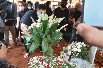 FOTO: Ketegaran Ivan Gunawan di Pemakaman Sang Ayah