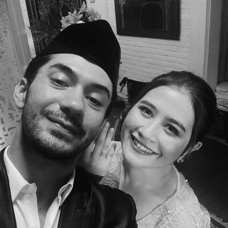 Prilly Latuconsina dan Reza Rahadian pamer cincin. (Instagram/@prillylatuconsina96)