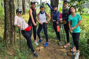 Mandi di Sungai, 5 Momen Seru Dian Sastro dan Luna Maya Trekking di Bogor