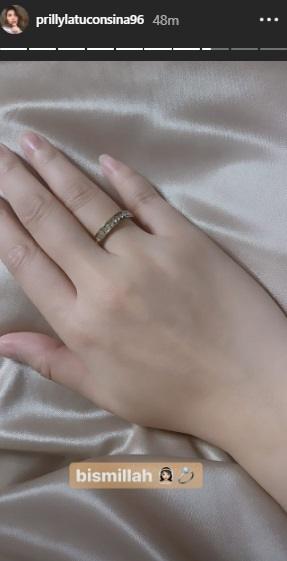 Prilly Latuconsina pamer cincin. (Instagram/@prillylatuconsina96)