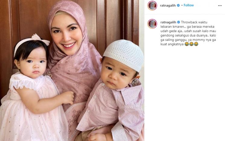 Seleb dan anak kembarnya. (Instagram/@ratnagalih)