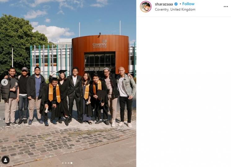 Momen wisuda Shalom Razade. (Instagram/@sharazaaa)