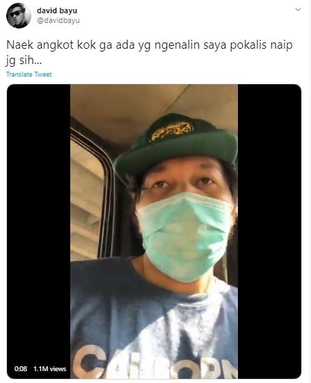 David Naif naik angkutan umum. (Twitter/@davidbayu)