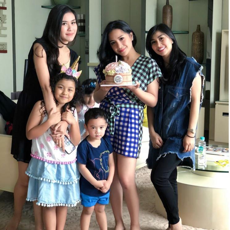Kebersamaan Nagita Slavina dan Atqia. (Instagram/@mikaelaatqia27)