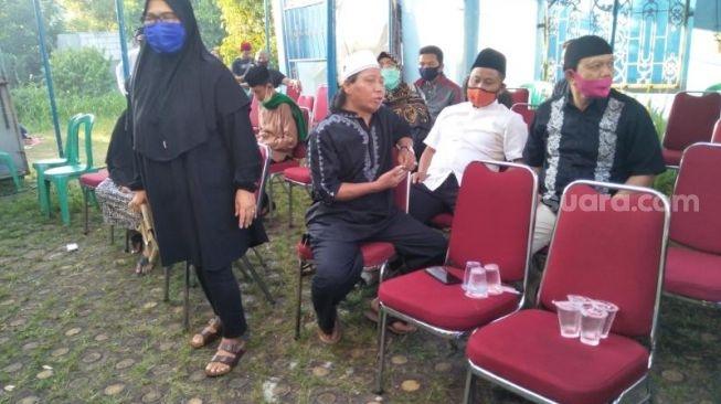  Terlihat komedian Mastur dan Narji di rumah duka Omas, Jumat (17/7/2020)  [Yuliani/Suara.com]