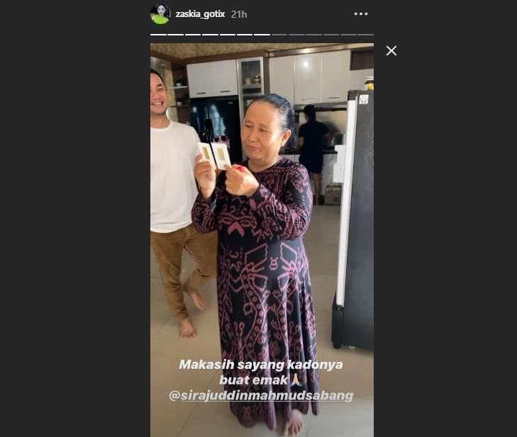 Kado Sirajuddin Mahmud untuk ibu Zaskia Gotik. (Instagram/@zaskia_gotix)