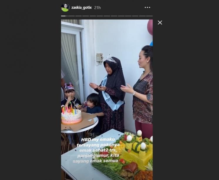 Momen ulang tahun ibu Zaskia Gotik. (Instagram/@zaskia_gotix)