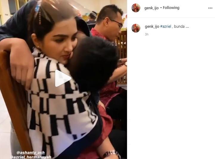 Azriel Hermansyah manja ke Ashanty. (Instagram/@genk_ijo)