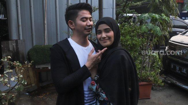 Rizki D'Academy dan istrinya, Nadya Mustika. (Suara.com/Alfian Winanto)