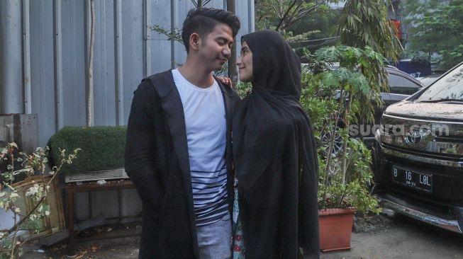 Rizki D'Academy dan istrinya, Nadya Mustika. (Suara.com/Alfian Winanto)