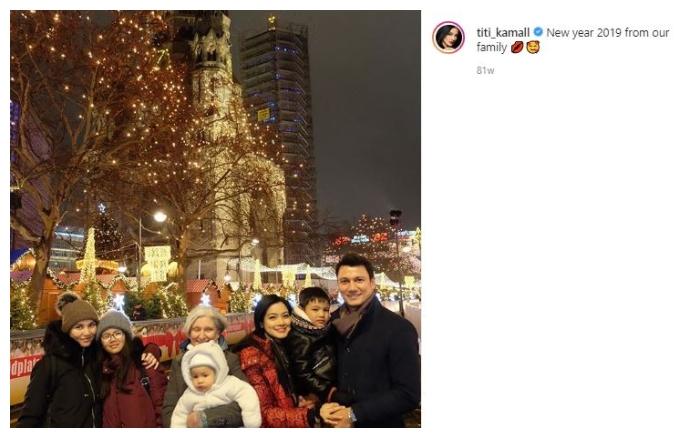 Titi Kamal dan mertua bule. (Instagram/@titi_kamall)