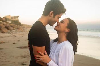 Baru Dua Bulan Tunangan, Demi Lovato dan Max Ehrich Putus