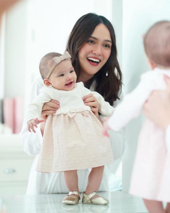 Putri Shandy Aulia, Claire Herbowo. (Instagram/@shandyaulia)