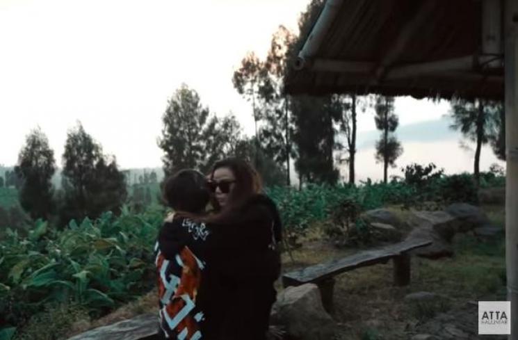 Potret liburan Atta Halilintar dan Aurel Hermansyah. (YouTube/Atta Halilintar)