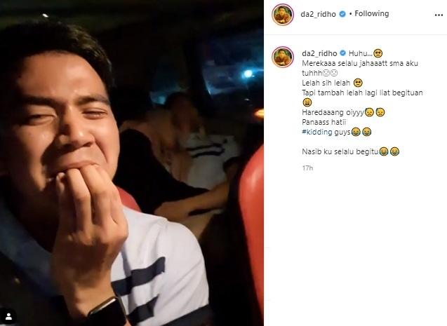 Ridho DA2 cuma bisa gigit jari lihat kemesraan Rizki dan istri. (Instagram/@da2_ridho)