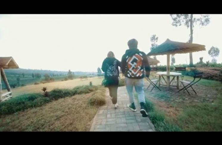 Potret liburan Atta Halilintar dan Aurel Hermansyah. (YouTube/Atta Halilintar)
