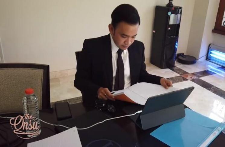Ruben Onsu sidang proposal. (Youtube/TheOnsuFamily)