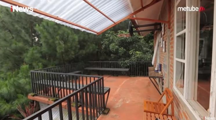 Rumah Rocky Gerung. (YouTube/Prime Show With Ira Koesno)