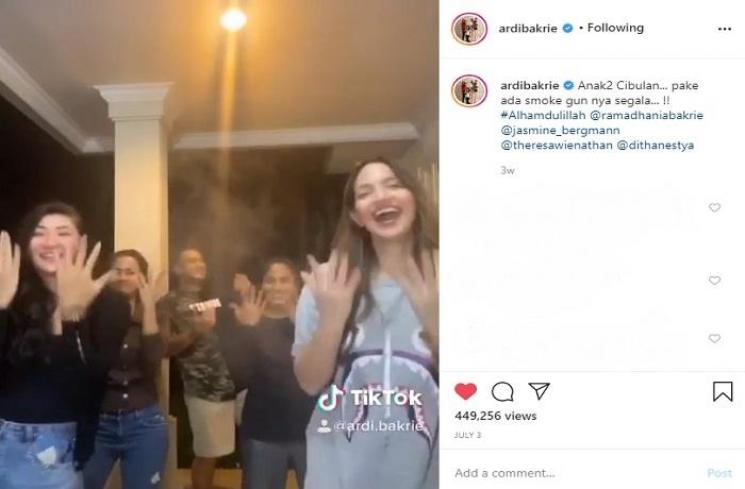 Aksi dance Nia Ramadhani (Instagram @ardibakrie)