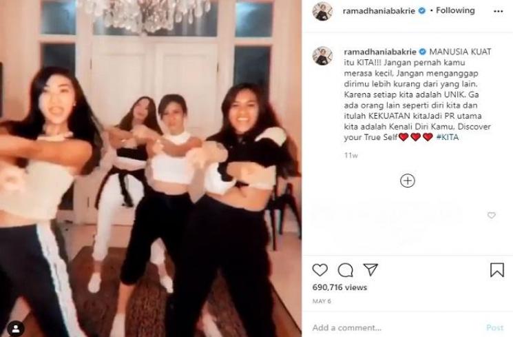 Aksi dance Nia Ramadhani (Instagram @ramadhaniabakrie)