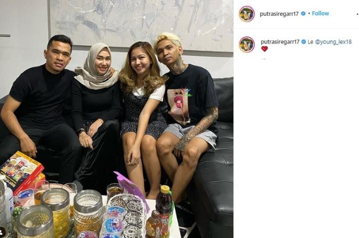 Putra Siregar bareng rekan artis. (Instagram/@putrasiregar17)