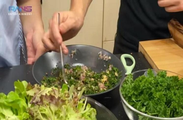 Nagita Slavina masak steak berlapis emas 24 karat (Tangkapan layar YouTube channel Rans Entertainment)