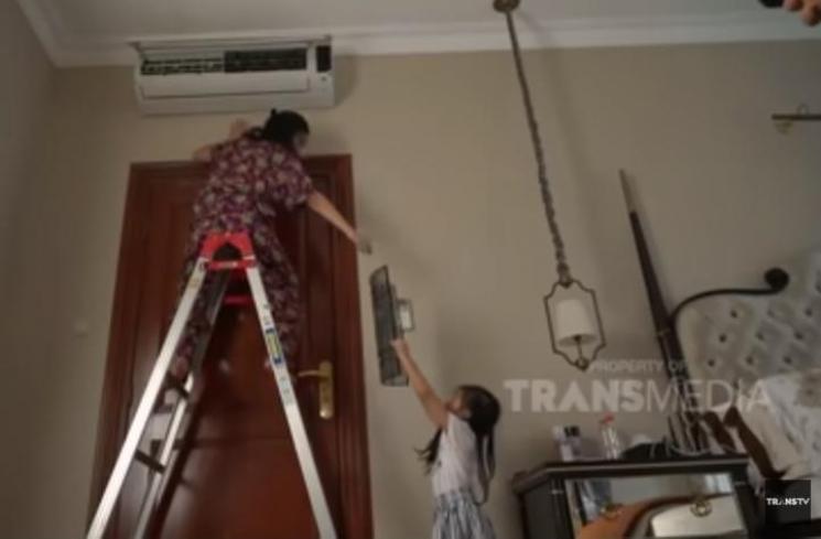 Aksi Sarwendah bersihkan AC. (YouTube)