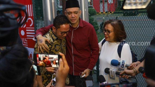 Sandy Tumiwa menangis usai dirinya bebas di Rutan Salemba, Jakarta Pusat, Kamis (30/7). [Suara.com/Alfian Winanto]