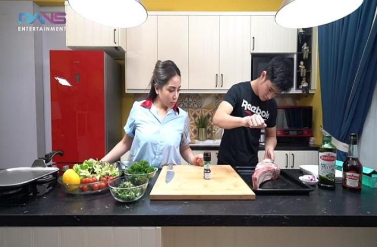 Nagita Slavina masak steak berlapis emas 24 karat (Tangkapan layar YouTube channel Rans Entertainment)