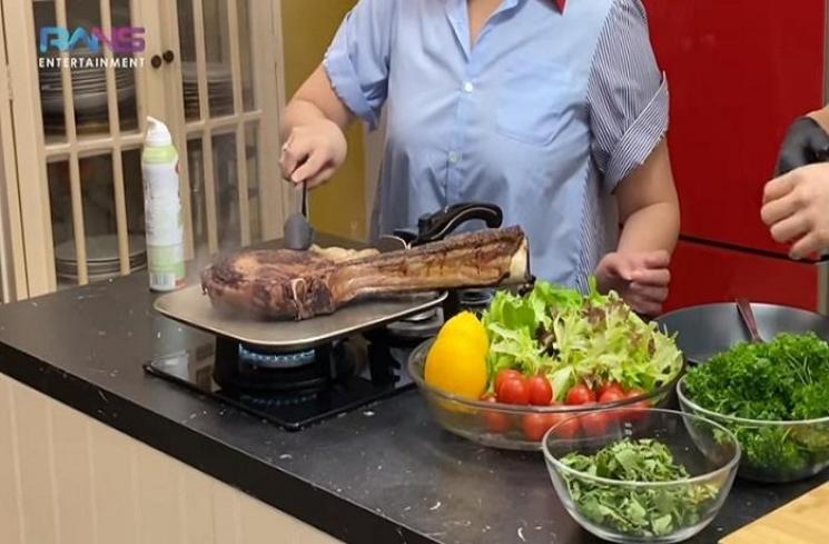 Nagita Slavina masak steak berlapis emas 24 karat (Tangkapan layar YouTube channel Rans Entertainment)