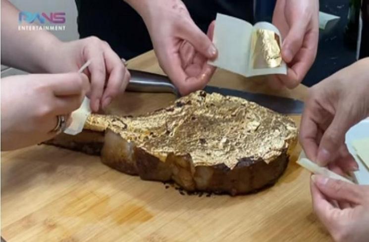 Nagita Slavina masak steak berlapis emas 24 karat (Tangkapan layar YouTube channel Rans Entertainment)