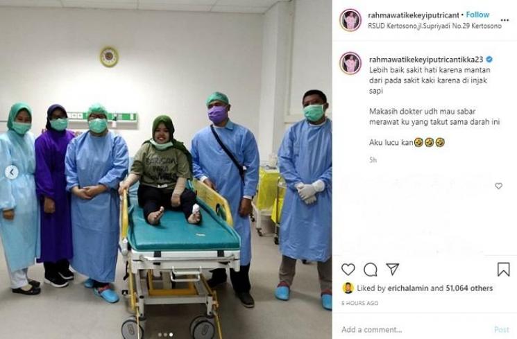 Kaki Rahmawati Kekeyi diinjak sapi (Instagram @rahmawatikekeyiputricantikka23)