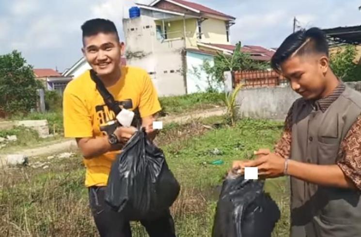 YouTuber prank daging isi sampah. (YouTube/Edo Putra Official)