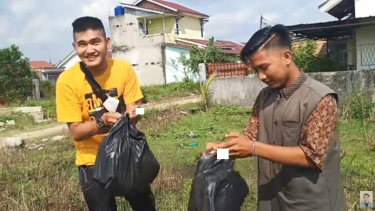 YouTuber prank daging isi sampah. (YouTube/Edo Putra Official)