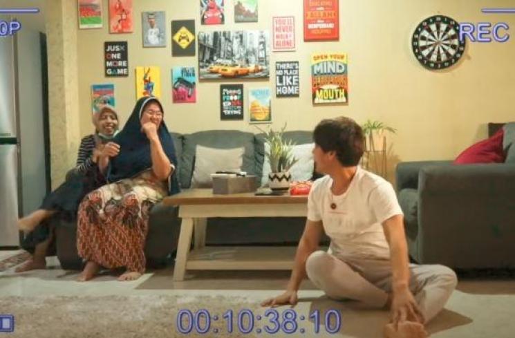 Ibu Rizky Billar nyanyi dapat menantu penyanyi dangdut. (Youtube/RizkyBillar)