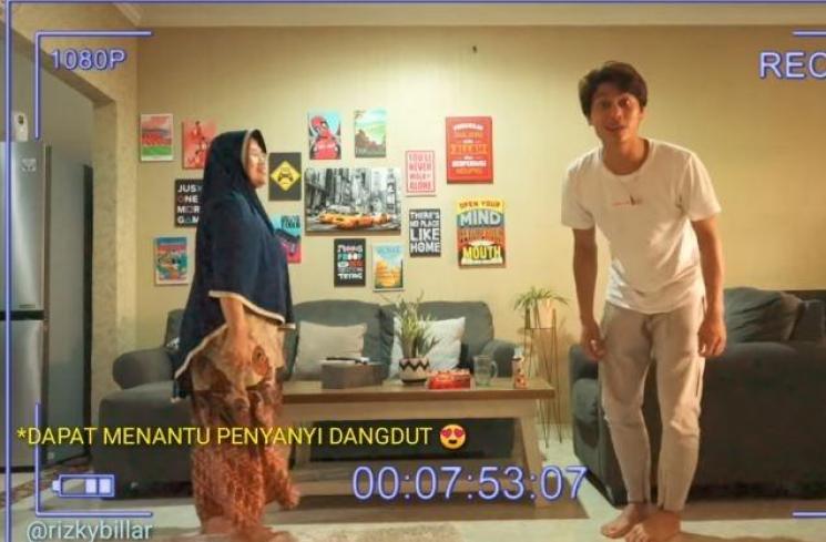Ibu Rizky Billar nyanyi dapat menantu penyanyi dangdut. (Youtube/RizkyBillar)
