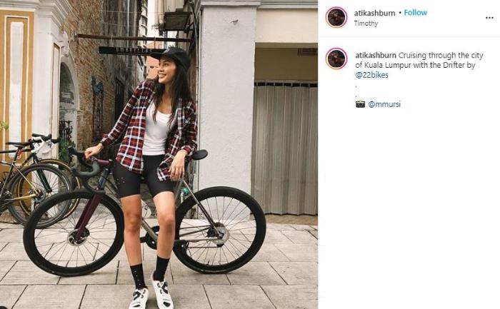 Atikah, teman gowes Engku Emran yang disorot. (Instagram/@atikashburn)