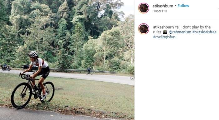Atikah, teman gowes Engku Emran yang disorot. (Instagram/@atikashburn)