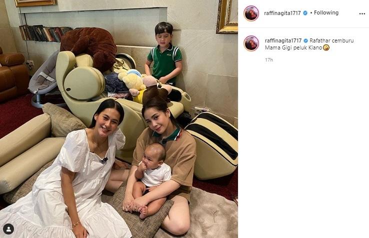 Kulit putih Nagita Slavina bikin salah fokus. (Instagram/@raffinagita1717)