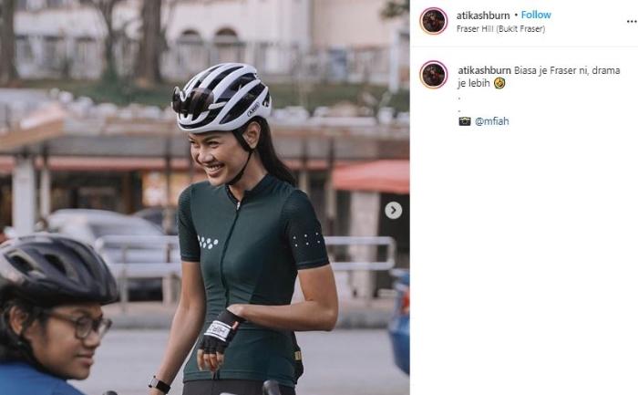 Atikah, teman gowes Engku Emran yang disorot. (Instagram/@atikashburn)