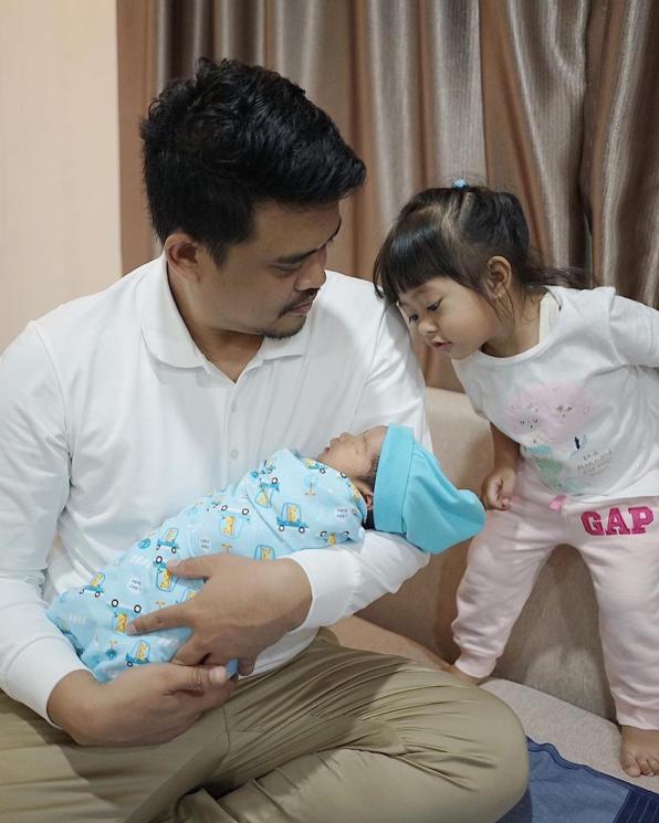 Bobby Nasution pertama kali tunjukkan anak keduanya. (Instagram/@bobbynst)