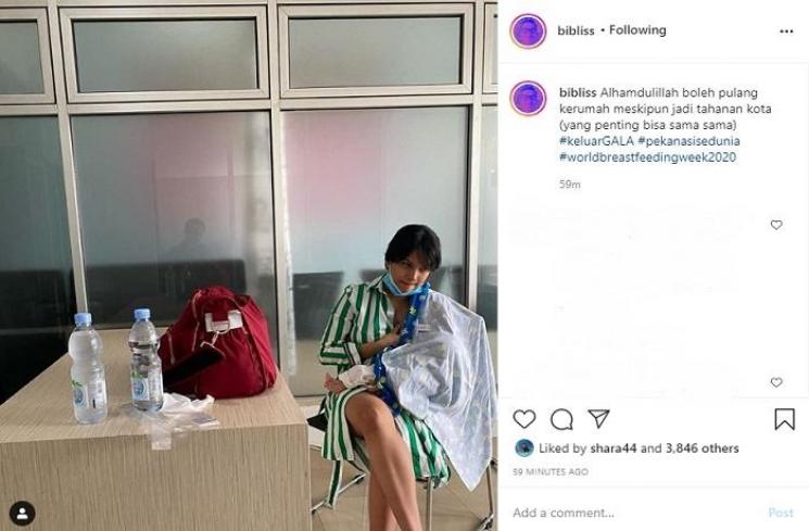 Vanessa Angel sedang menyusui bayinya. (Instagram @bibliss)