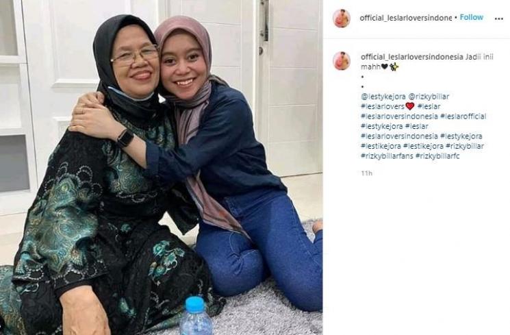 Lesty Kejora dan ibu Rizky Billar. (Instagram/@official_leslarloversindonesia)
