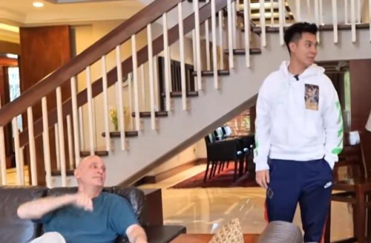 Baim Wong pantau rumah bule Islam yang akan dibeli. [YouTube]