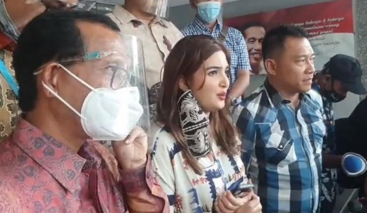 Ashanty dan Anang Hermansyah datangi Polda Metro Jaya, Jumat (8/7/2020). [Suara.com/Evi Ariska]